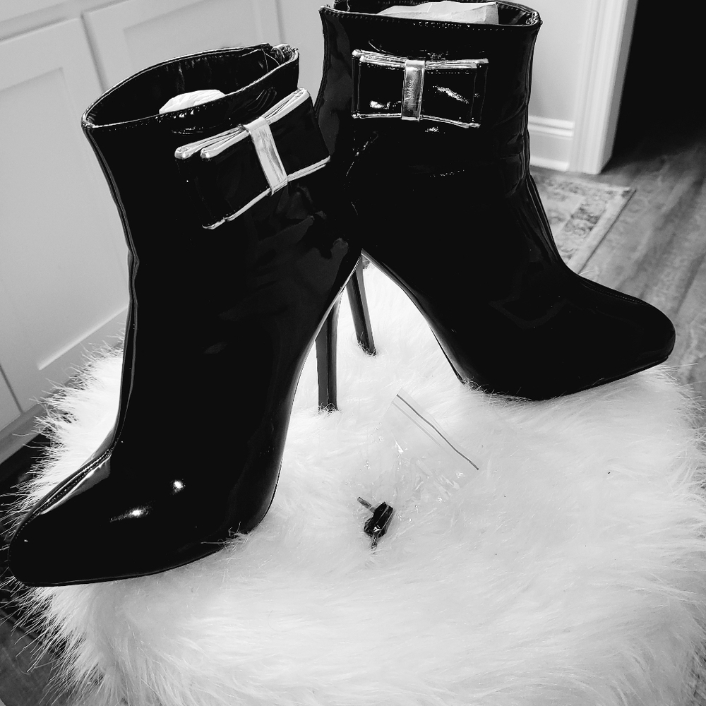 CHRISTMAS BLACK PATENT LEATHER BOOTIES WITH SILVER BOW!